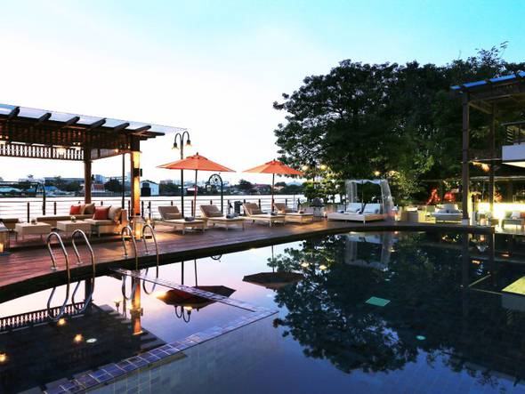 Swimming pool Hotel Riva Surya Bangkok