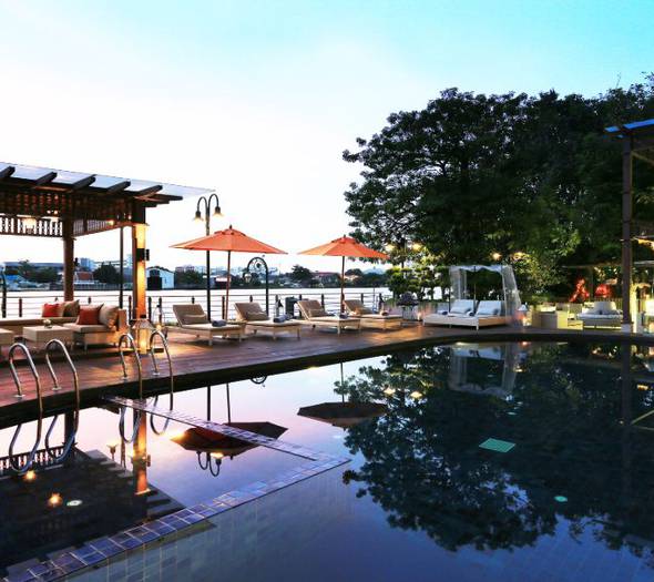 Swimming pool Riva Surya Bangkok Hotel