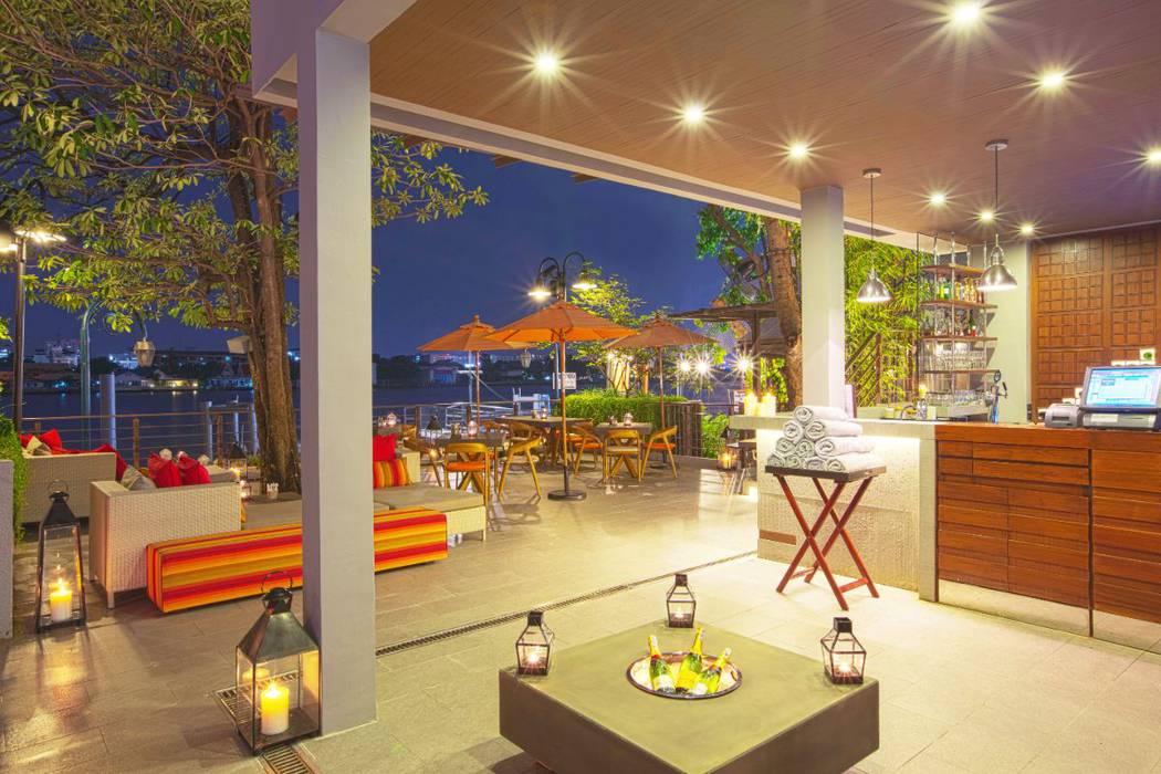 Riverside bar Hotel Riva Surya Bangkok