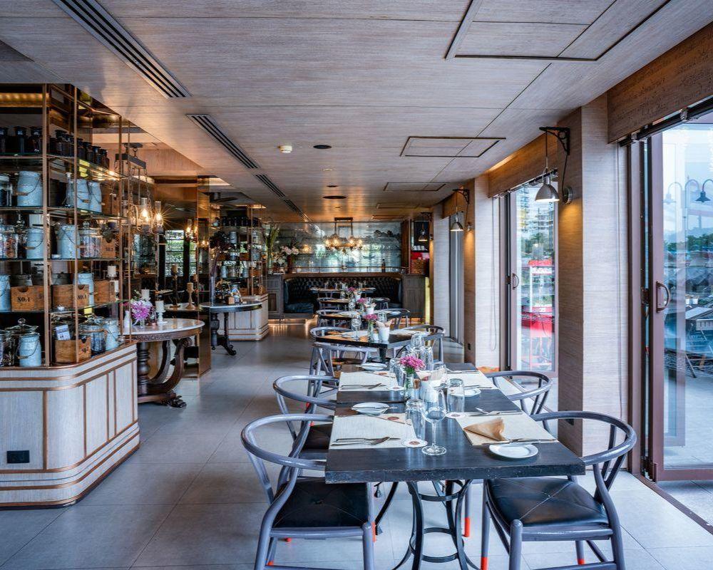 ร้านอาหารบับเบิล แอนด์ กริลล์ โรงแรม ริว่า เซอร์ย่า กรุงเทพฯ กรุงเทพมหานคร